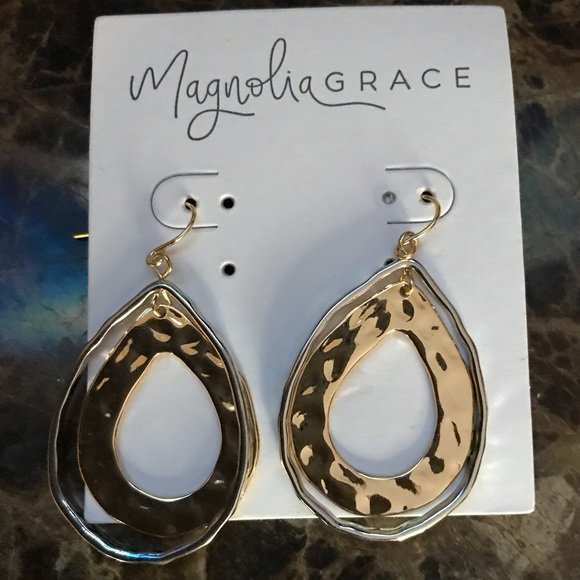 Magnolia Grace Gold loop earrings - Picture 3 of 3